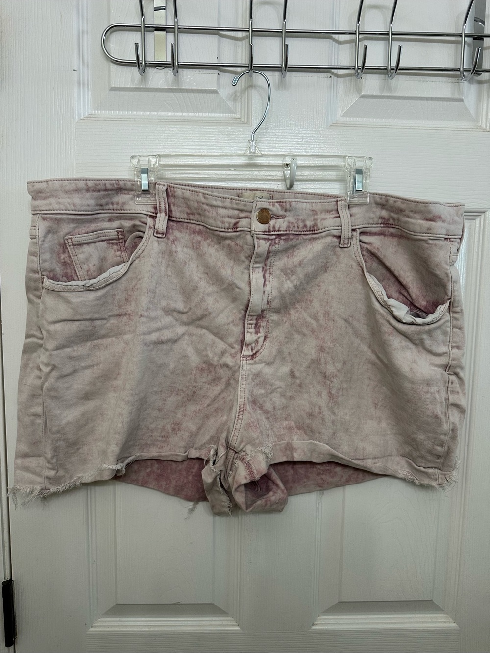 Universal Thread women’s plus Pink Acid Washed Denim Shorts size 22w